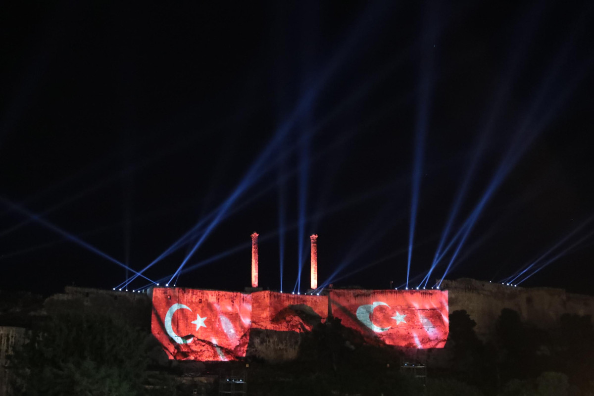 Şanlıurfa'da Kurtuluş Temalı Işık Ve Lazer Gösterisi Tarihi Urfa Kalesine Yansıtıldı